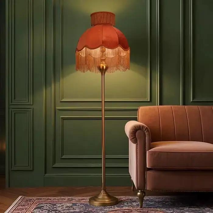 Lampe sur pied en velours à pompons français, abat-jour luxueux rétro caramel, lampe d'art artisanal