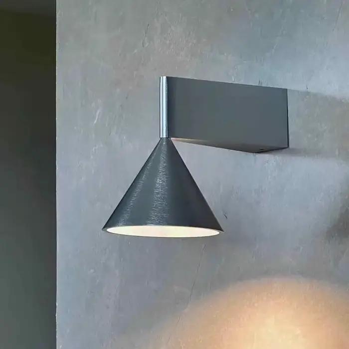 Applique murale de chevet minimaliste en aluminium de styliste italien, applique murale chaude conique géométrique pour couloir, escalier
