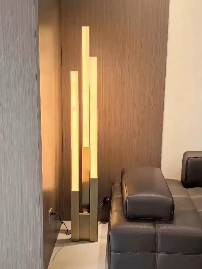 Lampe sur pied en acier inoxydable LED imitation marbre noir et or pour salon