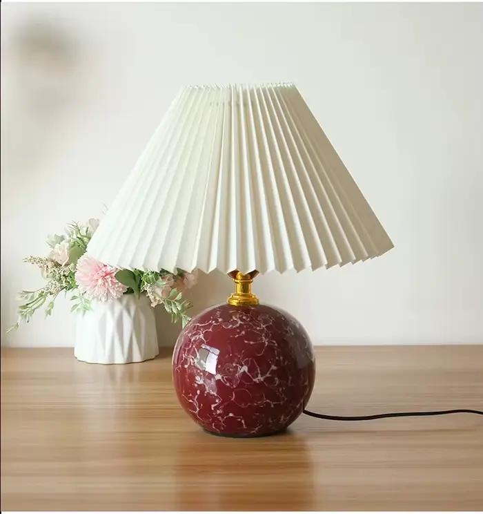 Lampe de table plissée blanche en céramique moderne pour chambre et salon, lampe de bureau, éclairage d'ambiance, lampe de lecture, à brancher.