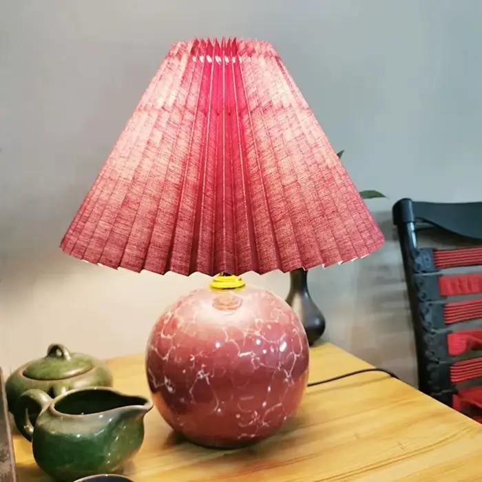 Lampe de table plissée blanche en céramique moderne pour chambre et salon, lampe de bureau, éclairage d'ambiance, lampe de lecture, à brancher.