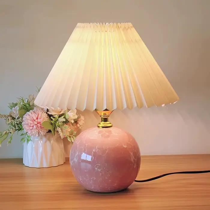 Lampe de table plissée blanche en céramique moderne pour chambre et salon, lampe de bureau, éclairage d'ambiance, lampe de lecture, à brancher.