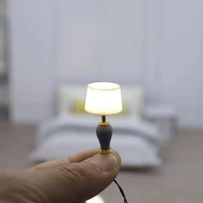 1 pièces 1:20 Miniature maison de poupée meubles bricolage lampe de bureau Style bureau lampe de Table Miniature modèle maison de poupée accessoires