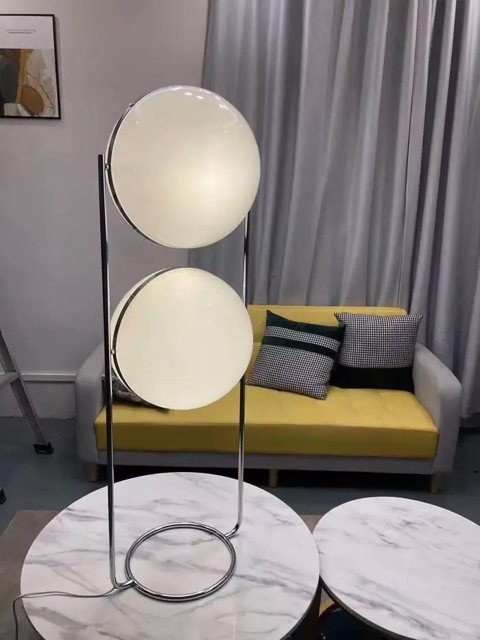 Lampe de bureau LED en acrylique et métal chromé pour salon, bureau ou chambre d'hôtel moderne et élégant