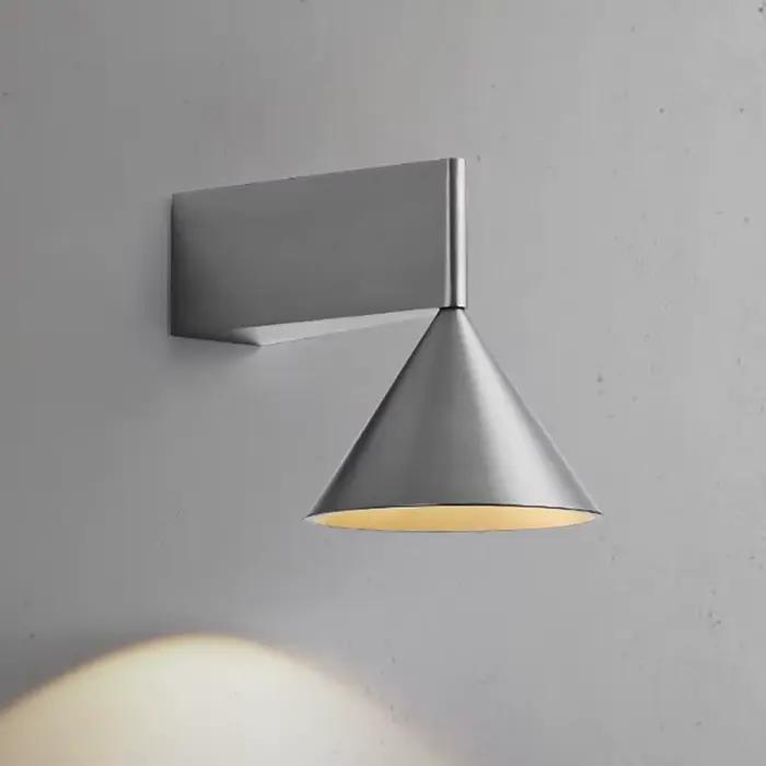 Applique murale de chevet minimaliste en aluminium de styliste italien, applique murale chaude conique géométrique pour couloir, escalier