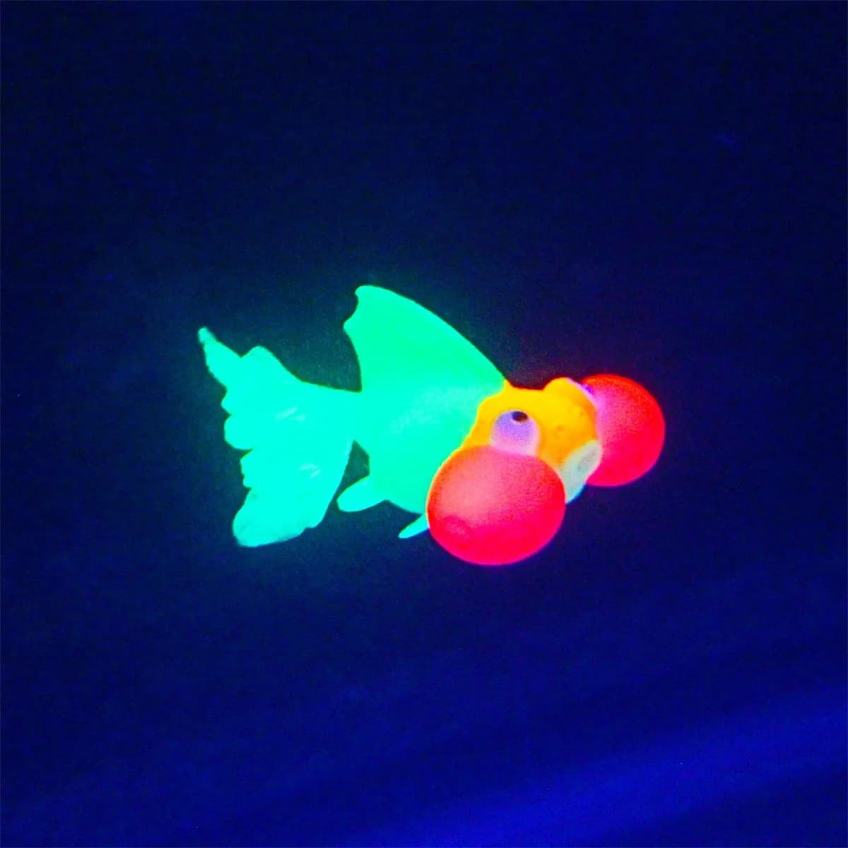 Poissons d'aquarium artificiels qui brillent dans la nuit, faux poisson rouge flottant en mouvement 