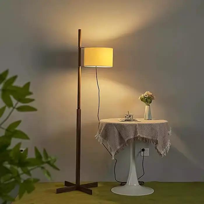 Lampe européenne en bois et tissu moderne pour bureau, chambre à coucher et salon, idéale pour décorer et éclairer votre intérieur élégamment