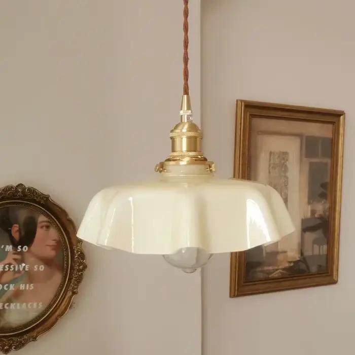 Suspension rétro française en laiton crème