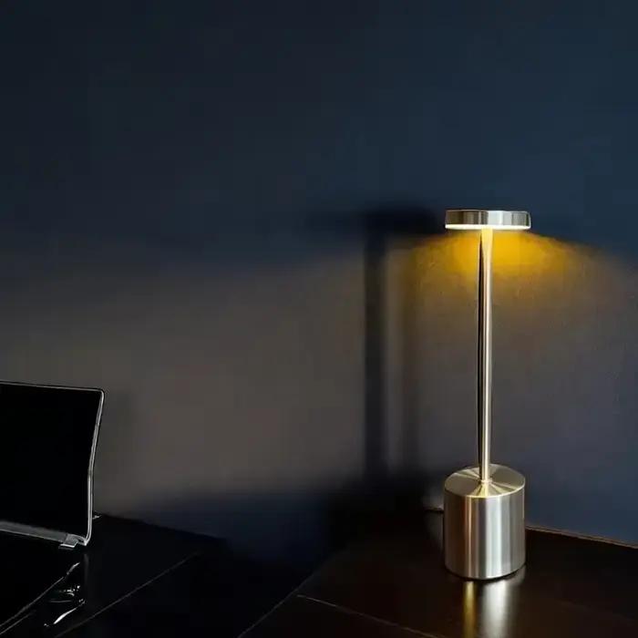 Lampe de bureau LED rechargeable au toucher moderne avec 3 tons de couleur, adaptée au design élégant et minimaliste dans les bureaux à domicile