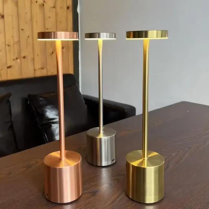 Lampe de bureau LED rechargeable au toucher moderne avec 3 tons de couleur, adaptée au design élégant et minimaliste dans les bureaux à domicile