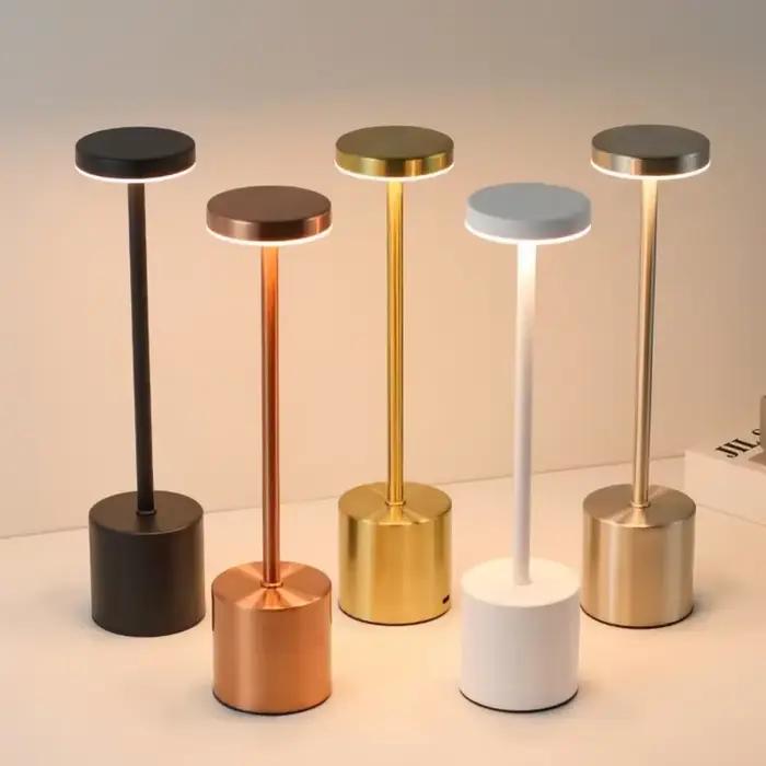 Lampe de bureau LED rechargeable au toucher moderne avec 3 tons de couleur, adaptée au design élégant et minimaliste dans les bureaux à domicile