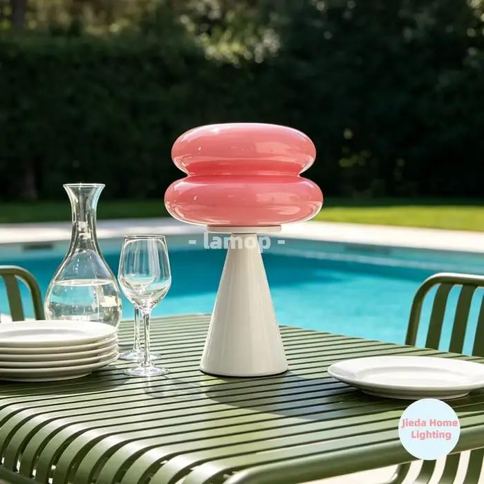 Lampe de table en verre à coquilles superposées