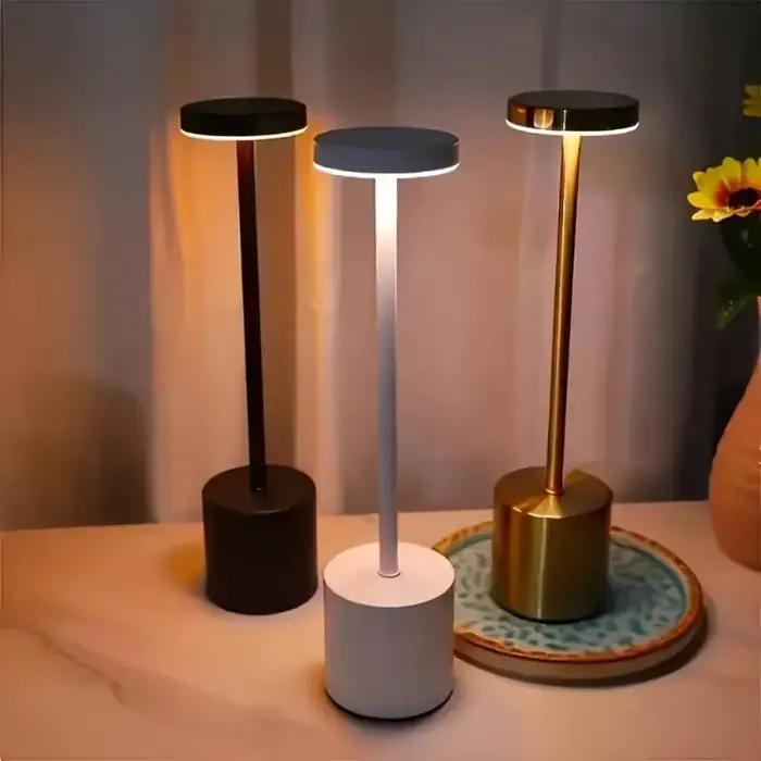 Lampe de bureau LED rechargeable au toucher moderne avec 3 tons de couleur, adaptée au design élégant et minimaliste dans les bureaux à domicile