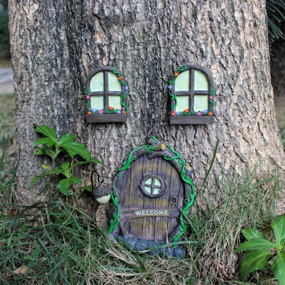 Porte et fenêtres dégradées plus lentement pour arbres, brille dans la nuit, sculpture de jardin de